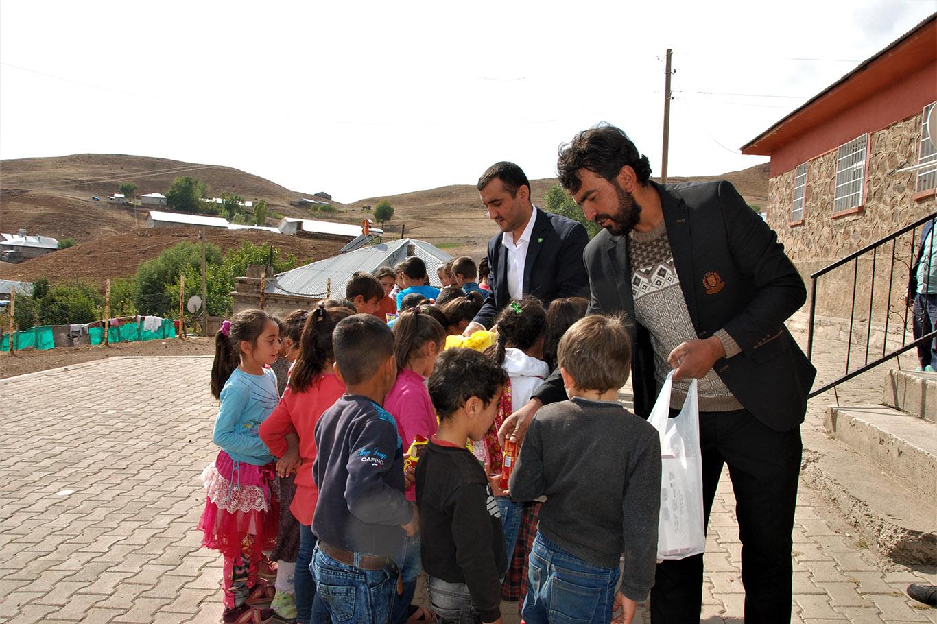Yüzlerce çocuğa kırtasiye yardımı yapıldı 